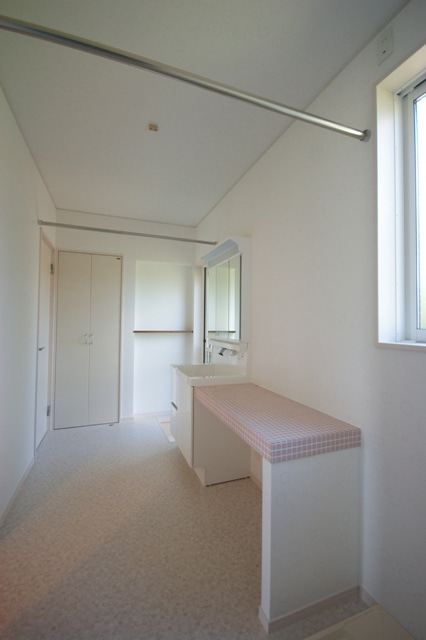 徳島県で家を建てるならサーロジック-室内干しのある洗面所 