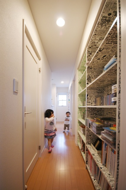 徳島県で家を建てるならサーロジック-廊下に本棚　お宅訪問　