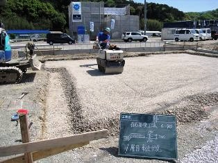 徳島県で家を建てるならサーロジック-砕石置換 １層目転圧