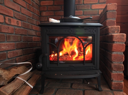 薪ストーブとダッチオーブンとレンガ