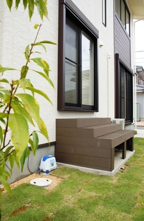 徳島県で家を建てるならサーロジック-ウッドデッキで階段