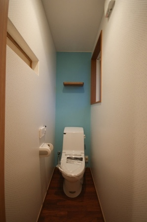 徳島県で家を建てるならサーロジック-北欧カラーのトイレ