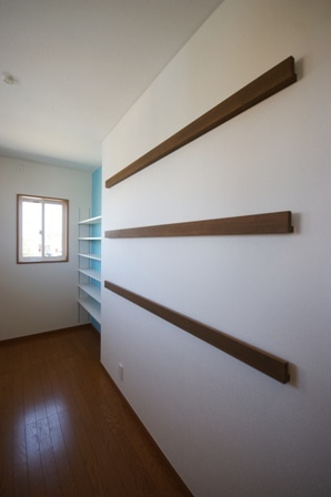 徳島県で家を建てるならサーロジック-おしゃれ洋服かけ