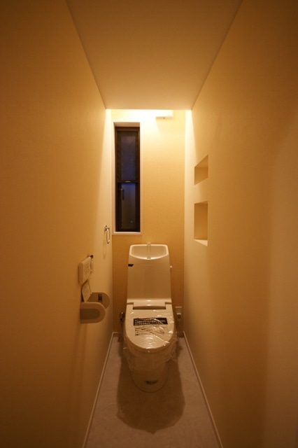 徳島県で家を建てるならサーロジック-建築家照明のトイレ