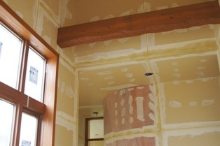 徳島県で家を建てるならサーロジック-窓枠と梁へ オスモカラー塗装