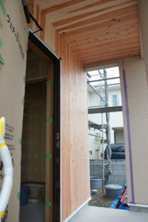 徳島県で家を建てるならサーロジック-玄関外壁に杉板張り