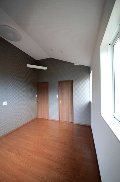 徳島県で家を建てるならサーロジック-かっこいい傾斜天井の寝室