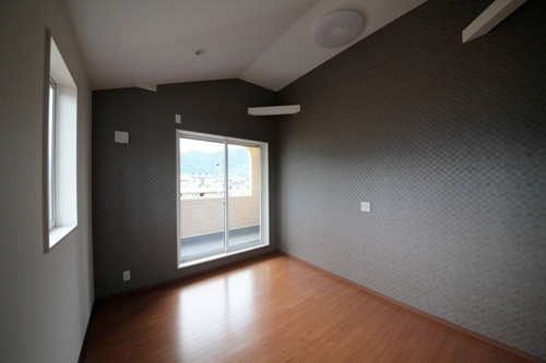 徳島県で家を建てるならサーロジック-モダンな配色の寝室