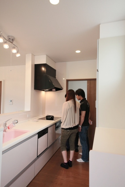 徳島県で家を建てるならサーロジック-ピンクのキッチン