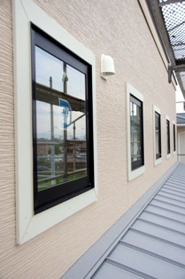 徳島県で家を建てるならサーロジック-窓モール塗装前