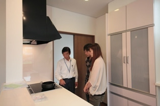 徳島県で家を建てるならサーロジック-ピンクの食器棚