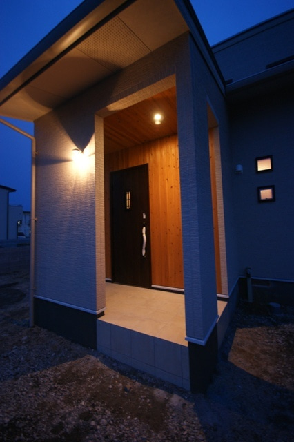 徳島県で家を建てるならサーロジック-杉板壁の玄関ポーチ