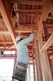 徳島県で家を建てるならサーロジック-電気工事をするお父さん