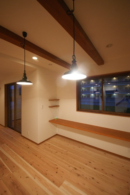 徳島県で家を建てるならサーロジック-梁のあるダイニング