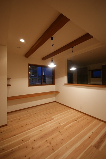 徳島県で家を建てるならサーロジック-自然素材梁見せダイニング