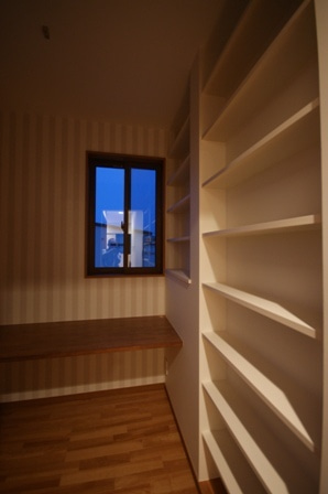 徳島県で家を建てるならサーロジック-書斎　本棚