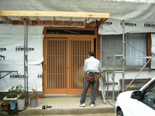 徳島県で家を建てるならサーロジック-玄関引き戸 庇