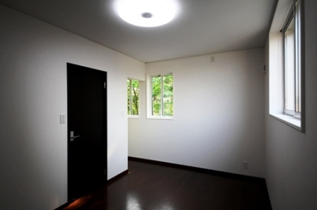 徳島県で家を建てるならサーロジック-寝室緑の窓借景