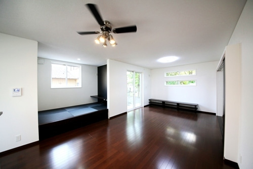 徳島県で家を建てるならサーロジック-こあがりの和室のあるリビングダイニング