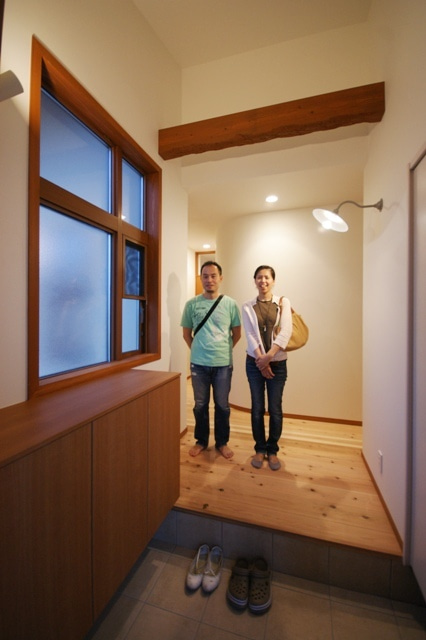 徳島県で家を建てるならサーロジック-梁とR壁の玄関ホール