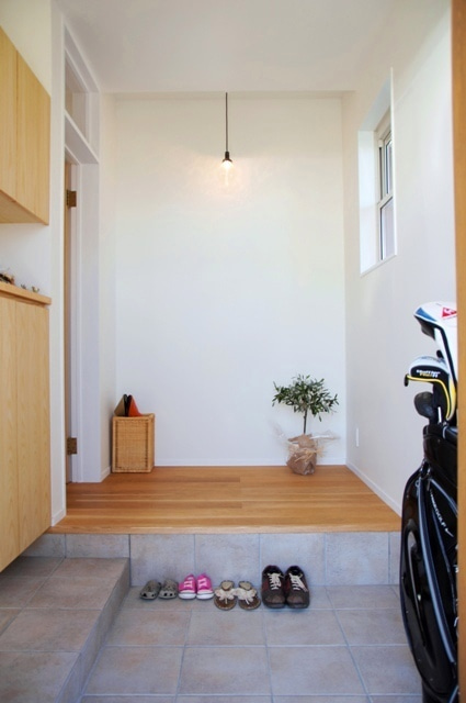 徳島県で家を建てるならサーロジック-ゴルフバックのある玄関