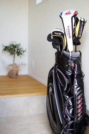 徳島県で家を建てるならサーロジック-ゴルフバックのある玄関