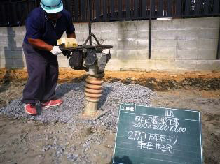 徳島県で家を建てるならサーロジック-２層目砕石基礎転圧状況