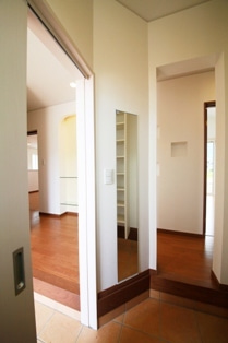 徳島県で家を建てるならサーロジック-シューズクロークのある玄関