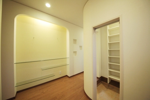 徳島県で家を建てるならサーロジック-アーチ曲線壁とシューズクローク