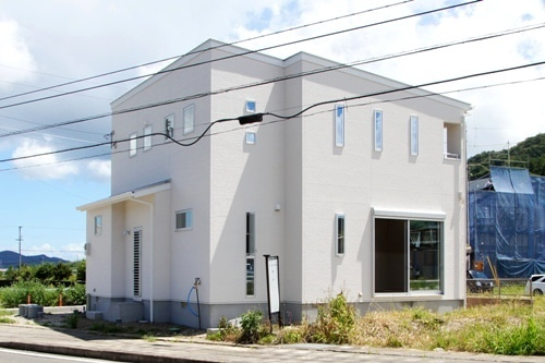 徳島県で家を建てるならサーロジック-白いおしゃれな外観
