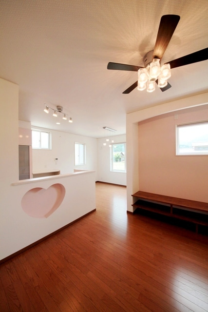 徳島県で家を建てるならサーロジック-リビングからダイニング