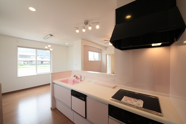 徳島県で家を建てるならサーロジック-キッチンからダイニング