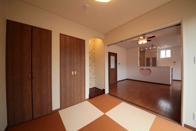 徳島県で家を建てるならサーロジック-和室からハートのニッチのリビング