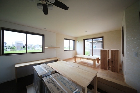 徳島県で家を建てるならサーロジック-自分の山の木でつくった家具