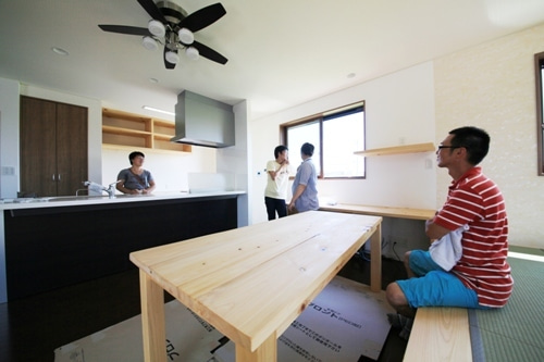 徳島県で家を建てるならサーロジック-自分の山の木でつくったダイニングテーブル