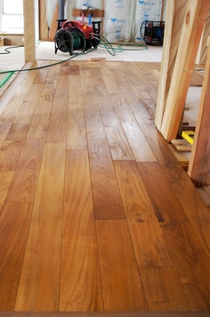 徳島県で家を建てるならサーロジック-フロアー貼り