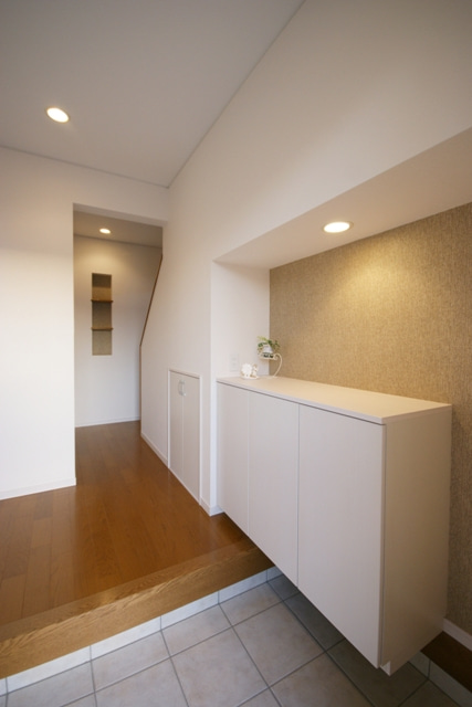 徳島県で家を建てるならサーロジック-階段下を有効利用、おしゃれな玄関