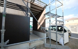 徳島県で家を建てるならサーロジック-アートウッドの縦格子ポーチ