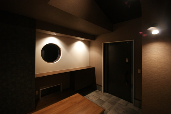 徳島県で家を建てるならサーロジック-丸窓のある玄関