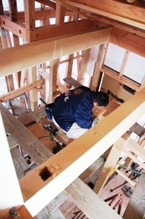 徳島県で家を建てるならサーロジック-梁から大工さん
