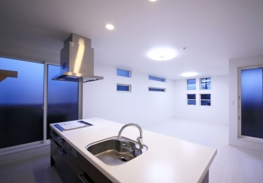 徳島県で家を建てるならサーロジック-完成写真 モダンアイランドキッチン