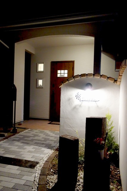 徳島県で家を建てるならサーロジック-夜の玄関