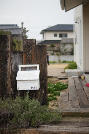 徳島県で家を建てるならサーロジック-枕木と木製ポスト