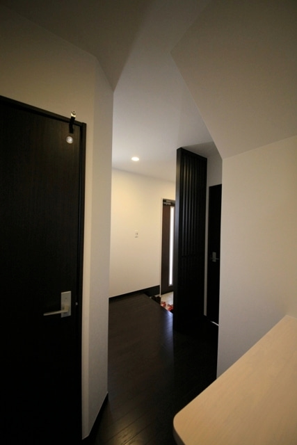 徳島県で家を建てるならサーロジック-格子のあるモダン玄関