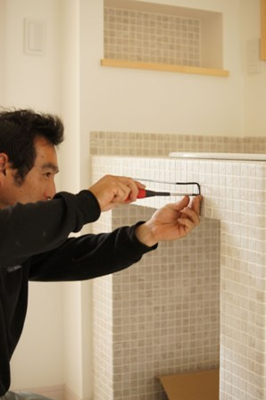 徳島県で家を建てるならサーロジック-モザイクタイル貼り洗面カウンター