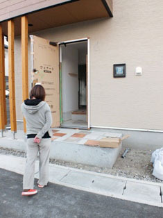 徳島県で家を建てるならサーロジック-玄関タイル決め