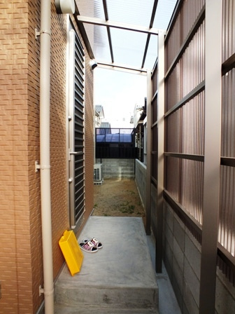 徳島県で家を建てるならサーロジック-勝手口 雨よけ