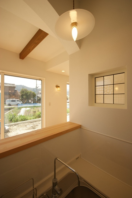 徳島県で家を建てるならサーロジック-キッチンからステンドグラス