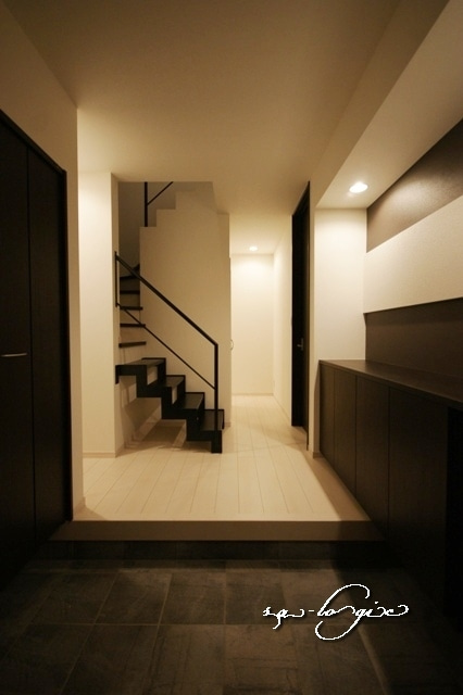 徳島県で家を建てるならサーロジック-鉄骨階段のある家