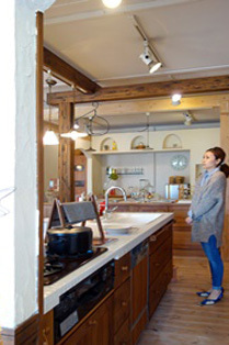 キッチン家具にて